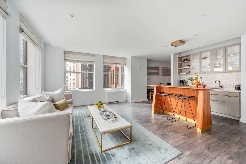 17john: Presidential King Suite With Sofa Bed - Tap to explore photos