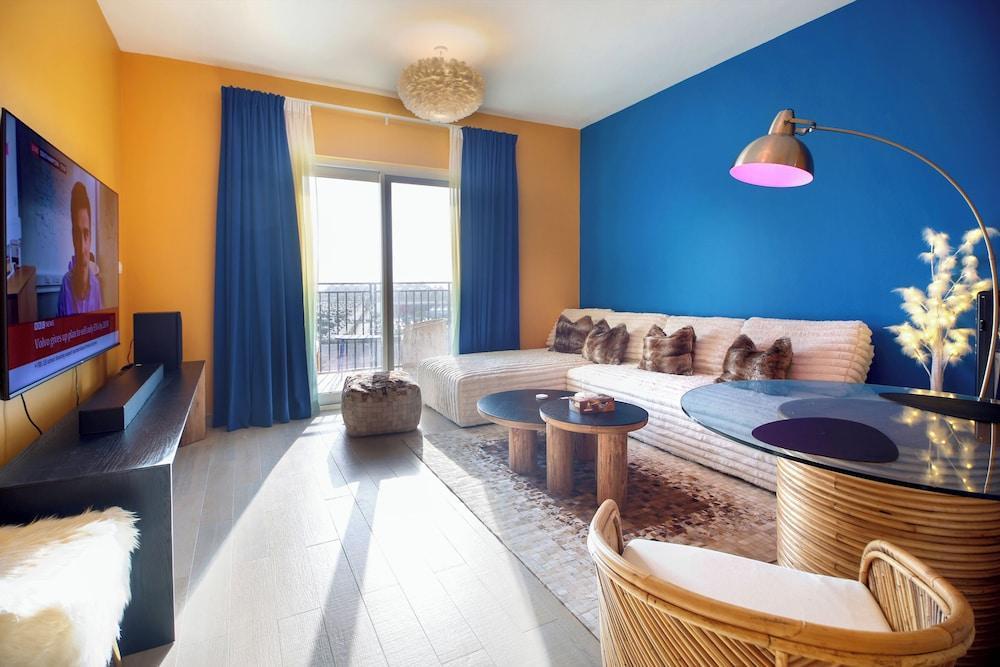 Silk Valley - Luxury 2B near Yas attractions - Tap to explore photos