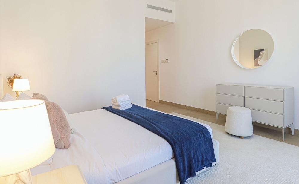 HiGuests - La Rive Classy 2BR & Balcony - Tap to explore photos