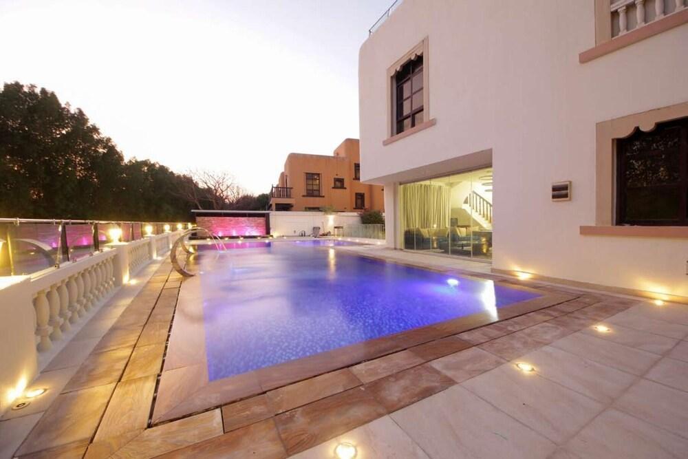 5BR Villa With Private Swimming Pool - Tap to explore photos