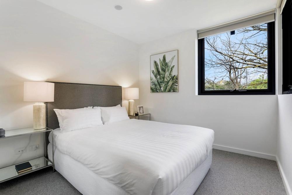 Modern 2-bed Ivanhoe Unit With Parking - Tap to explore photos