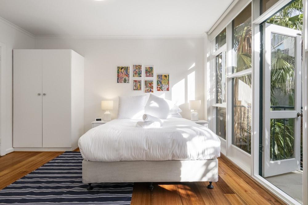Seaside 1-bed Stay Near Cafes & Attractions - Tap to explore photos