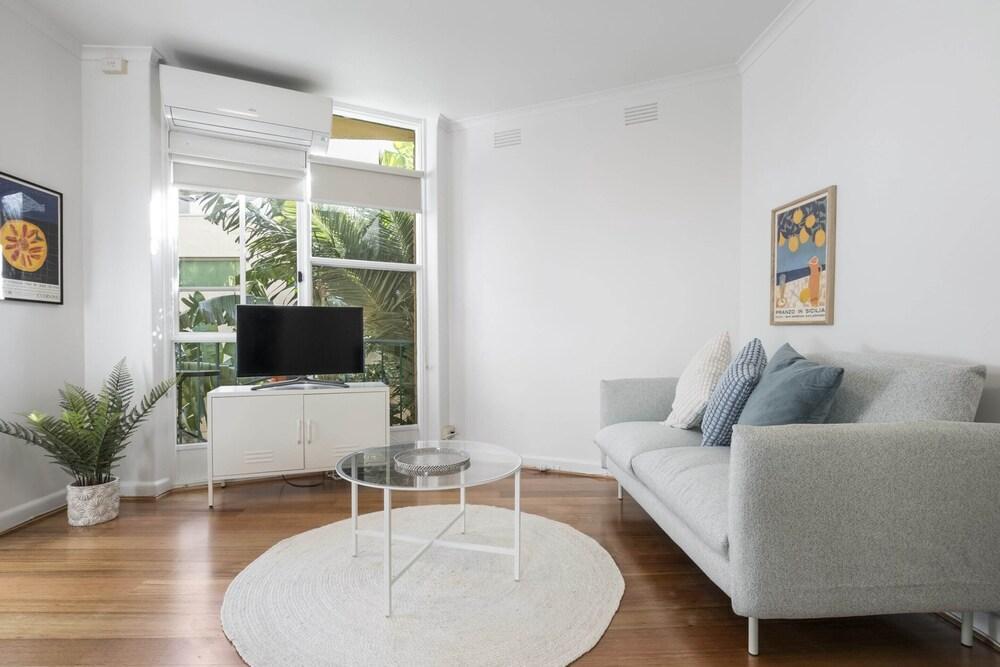 Seaside 1-bed Stay Near Cafes & Attractions - Tap to explore photos