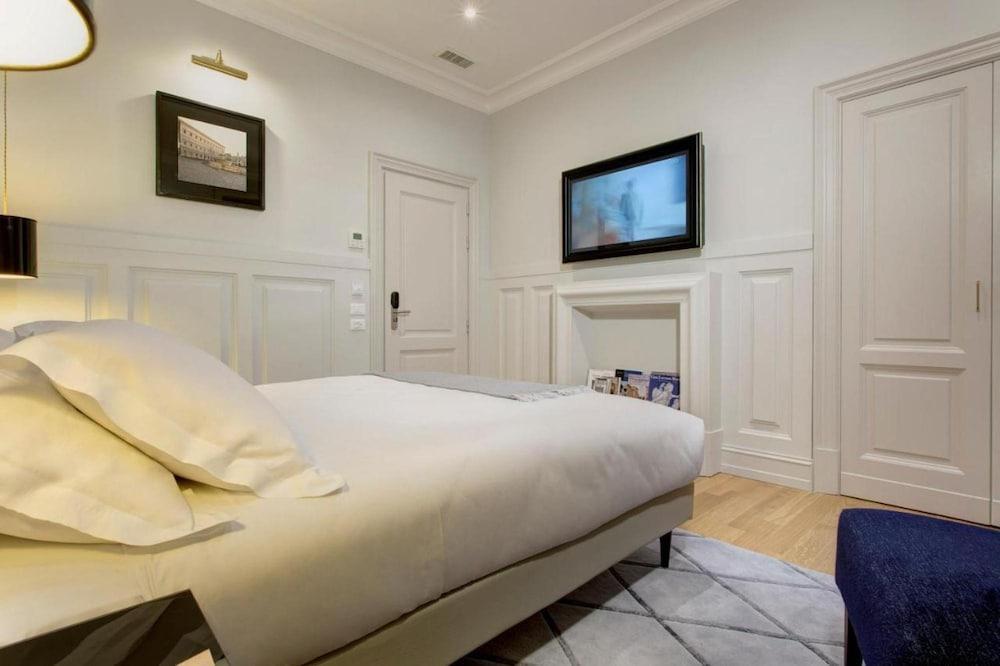 Roof Suite Rome Suitable for 6 Persons