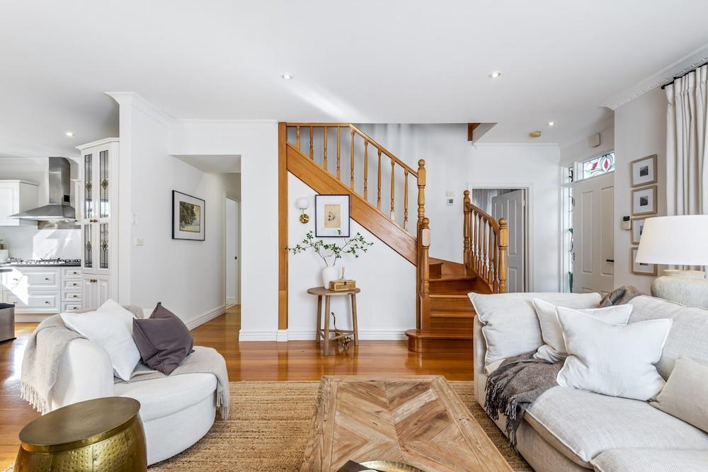 Spacious Family Home With Balcony in Pascoe Vale - Tap to explore photos