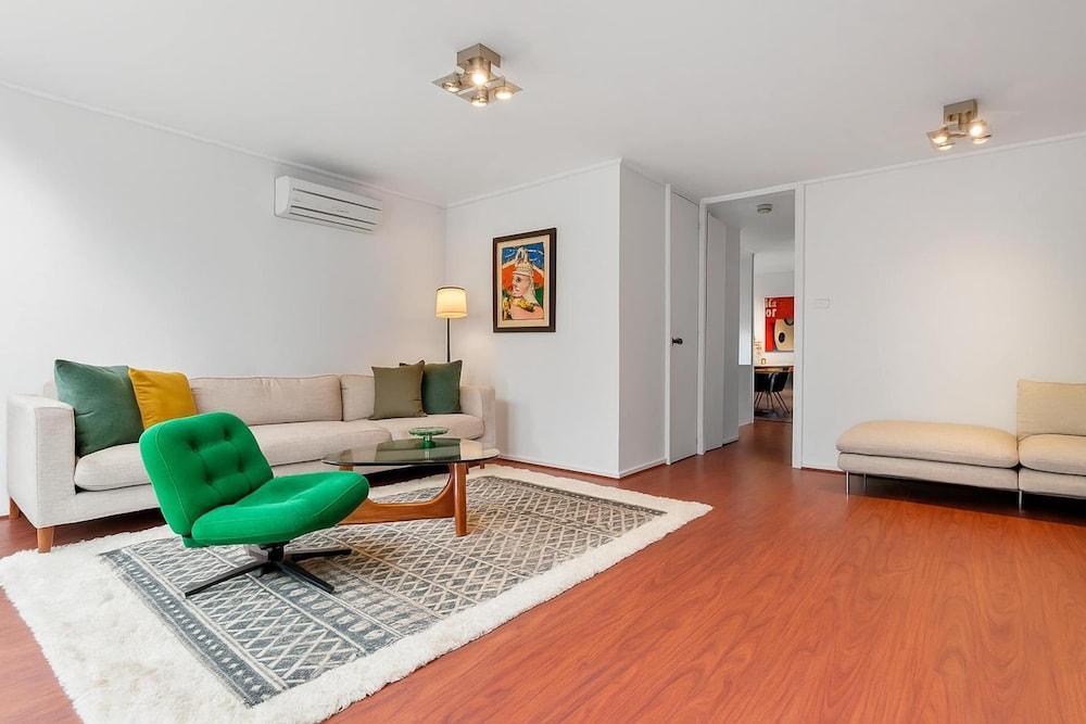 Spacious 3-bed Townhouse With Courtyard - Tap to explore photos