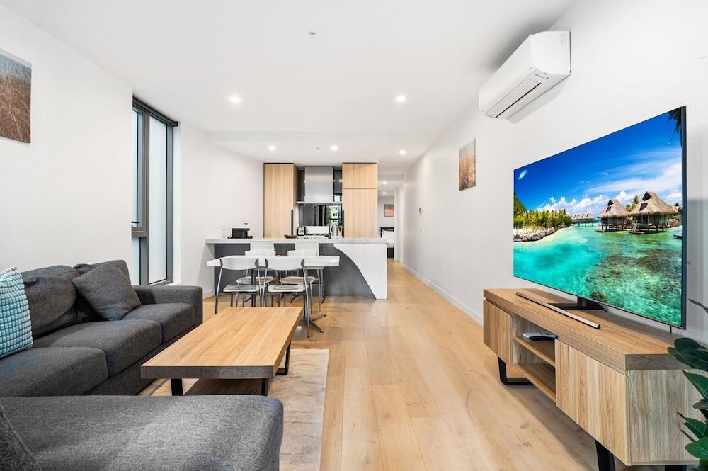 Bright 2-bed Flat With Cityside Charm - Tap to explore photos