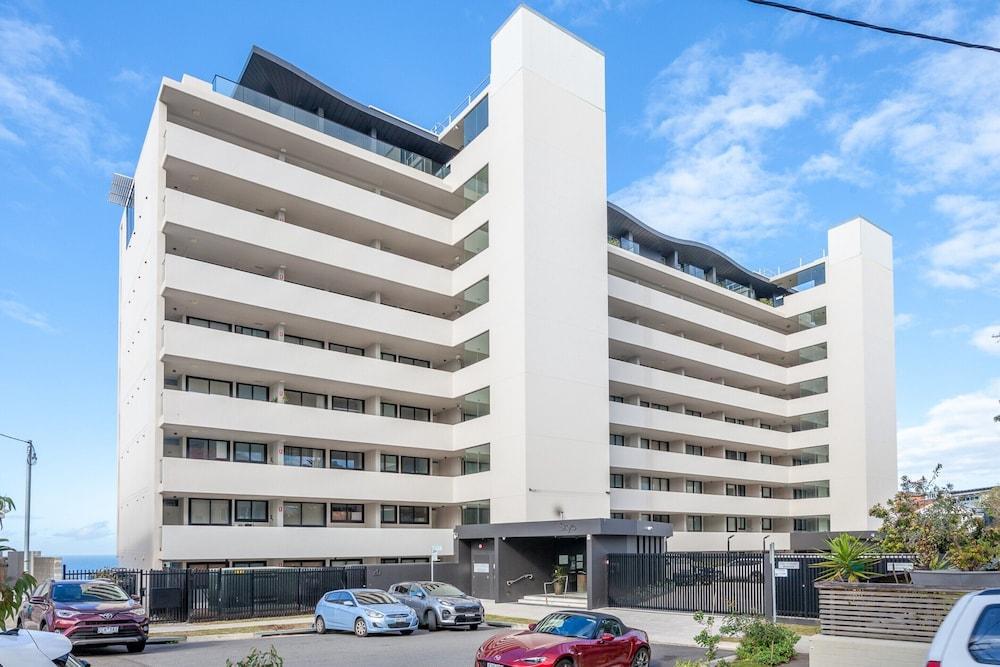 Modern 1-bed With Tamarama Beach Views - Tap to explore photos