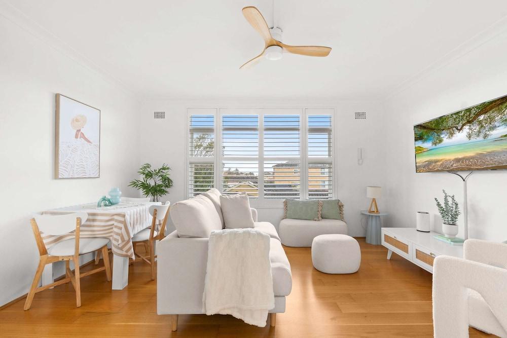 Bright 2-bed Flat With Balcony in Vaucluse - Tap to explore photos