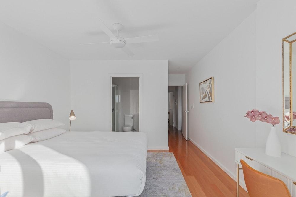 Bright 2-bed Apartment With Balcony & Garage - Tap to explore photos