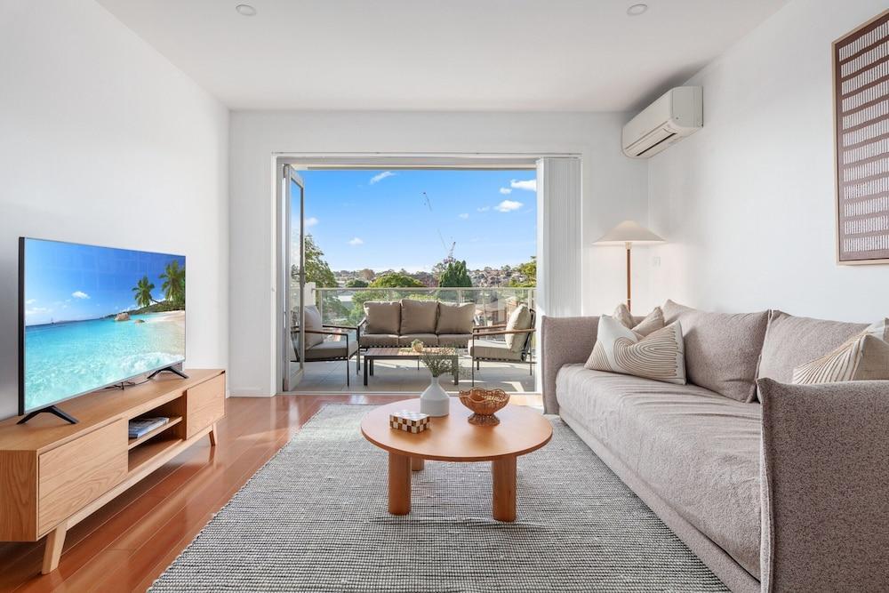 Bright 2-bed Apartment With Balcony & Garage - Tap to explore photos
