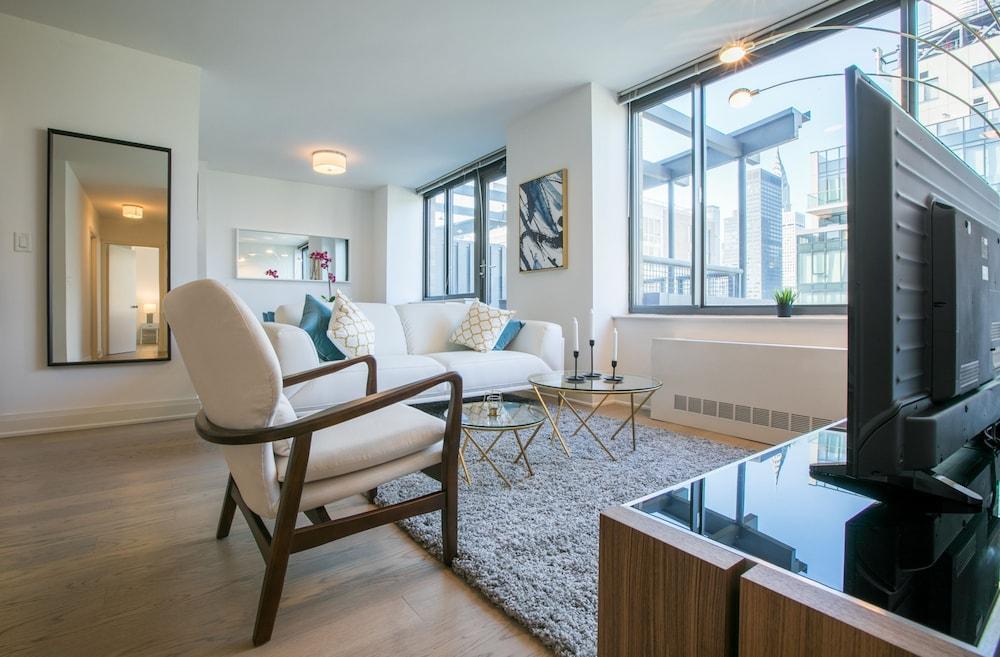 Bright 2 Bedrooms 2 Bathrooms Unit With Balcony
