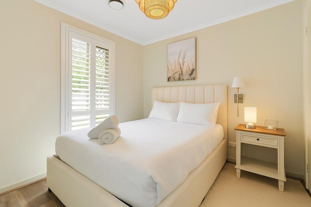 Spacious 3-bed Home With Garden in Preston - Tap to explore photos