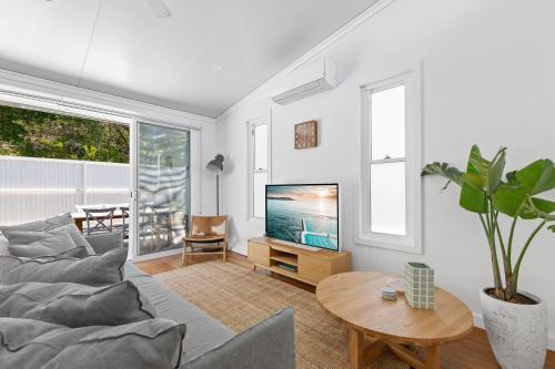 Relaxing 2-bed Home Close to Beaches and Parks - Tap to explore photos