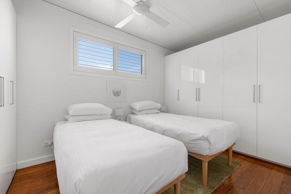 Relaxing 2-bed Home Close to Beaches and Parks - Tap to explore photos