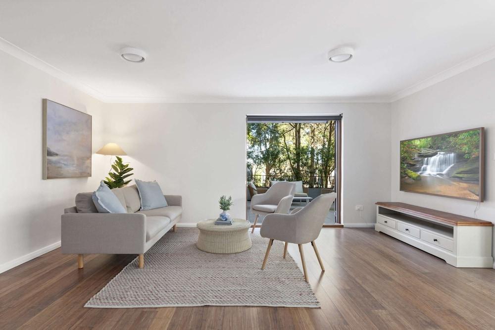 Stylish 3-bed Newport Stay With Balcony - Tap to explore photos
