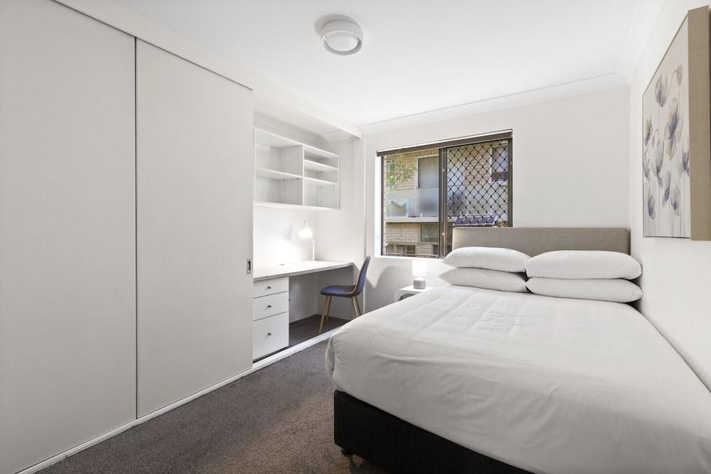 Stylish 3-bed Newport Stay With Balcony - Tap to explore photos