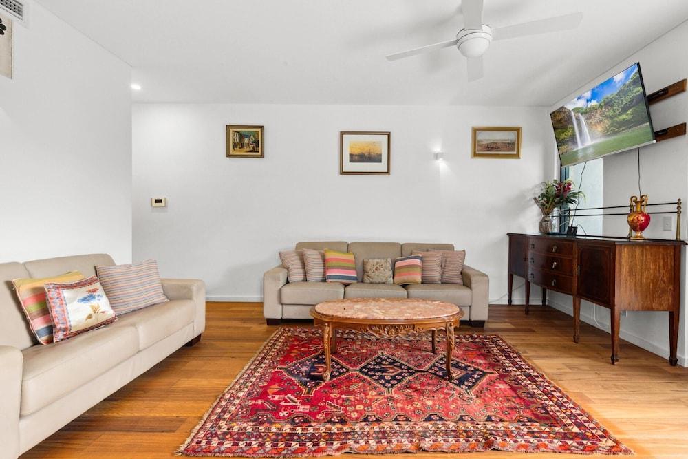 Spacious 2-bed Retreat With BBQ & Courtyard - Tap to explore photos