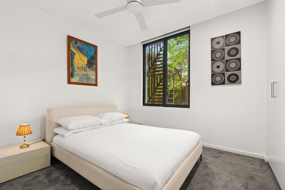 Spacious 2-bed Retreat With BBQ & Courtyard - Tap to explore photos