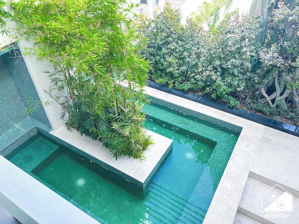 Exclusive 1BR Modern Comfort & Prime Location - Tap to explore photos