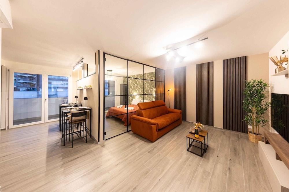 Urban Chic 2 Luxury Suites Apartment Room Type - Deluxe Apartment, 2 Queen Beds, Kitchen, Courtyard View