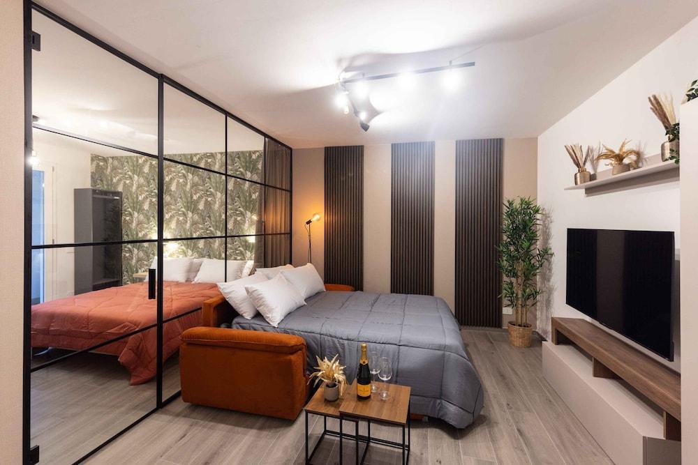 Urban Chic 2 Luxury Suites Apartment - Tap to explore photos
