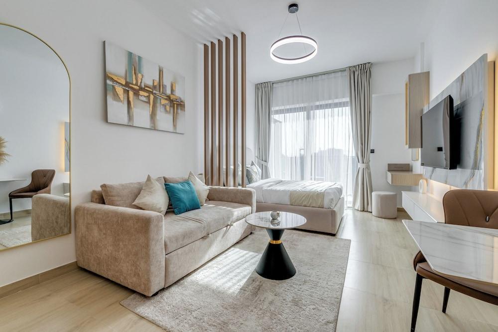 GLOBALSTAY. The Elysee III Apartments Room Type - Deluxe Studio, 1 Queen Bed with Sofa bed, Balcony, City View GLOBALSTAY. The Elysee III Apartments Room Type - Deluxe Studio, 1 Queen Bed with Sofa bed, Balcony, City View
