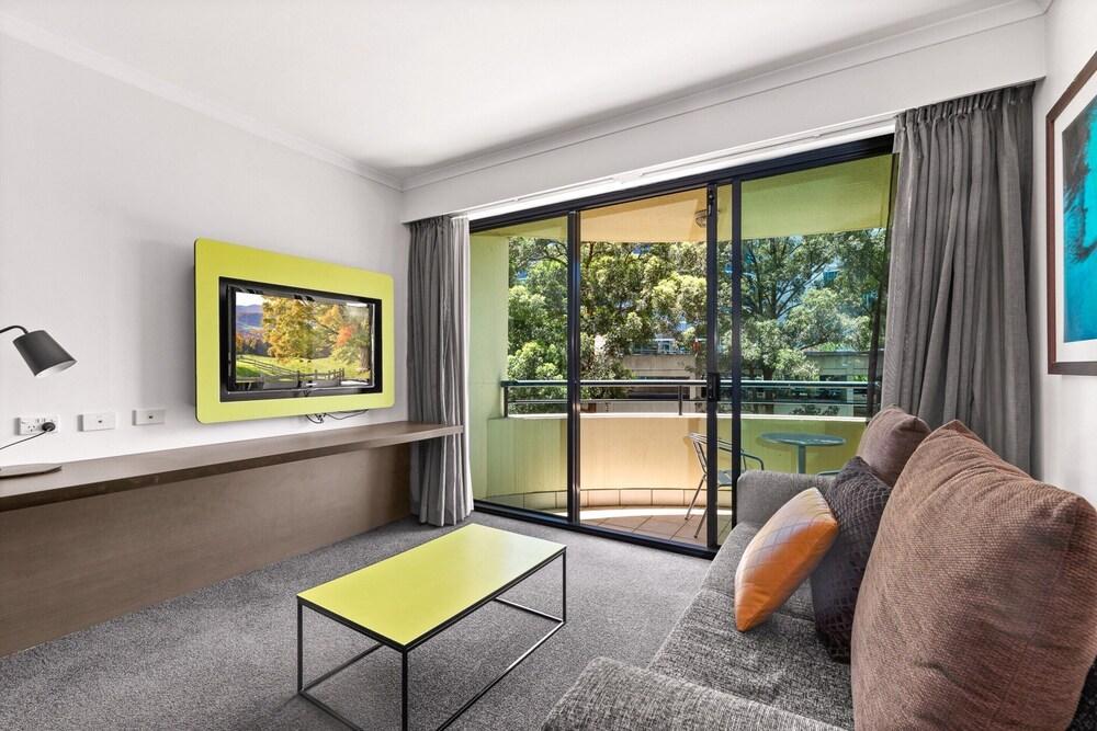 Sleek 1-bed by Jubilee Park With Pool - Tap to explore photos