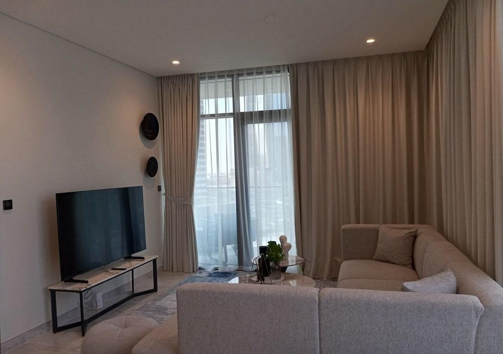 Luxury 1BR in Peninsula Five by Bespoke - Tap to explore photos