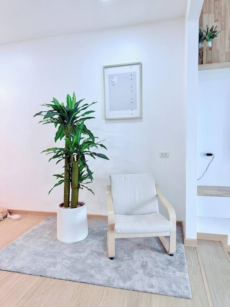 Minimalist Townhome Stay - Tap to explore photos