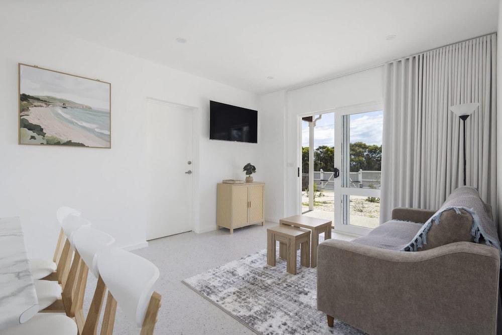 Peaceful 2-bed Apartment in Coastal Mccrae - Tap to explore photos