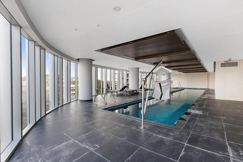 Gorgeous High-rise Unit With Sky Bar, Pool and Gym - Tap to explore photos