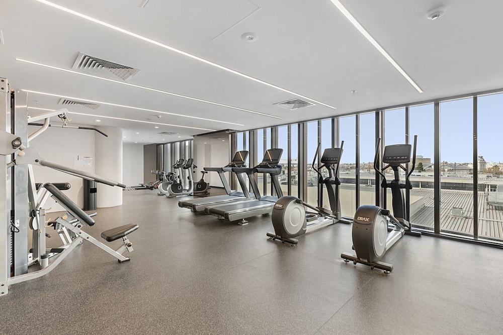 Gorgeous High-rise Unit With Sky Bar, Pool and Gym