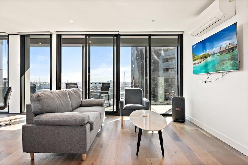 Bright 2-bed Retreat With Pool, Gym & Sauna Access - Tap to explore photos
