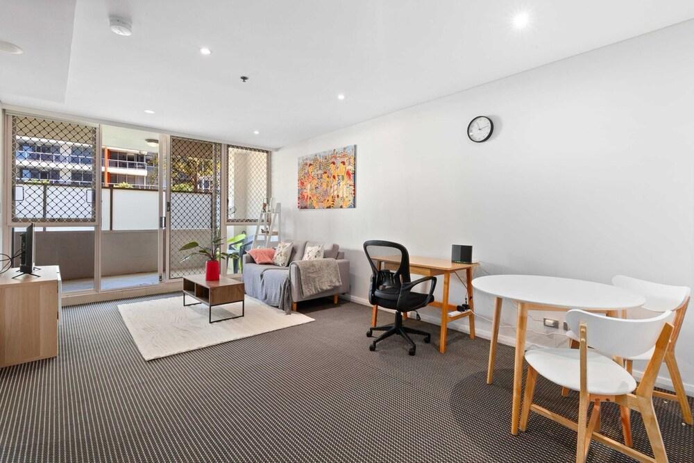 Inner-city Stay With Pool and Gym Access - Tap to explore photos