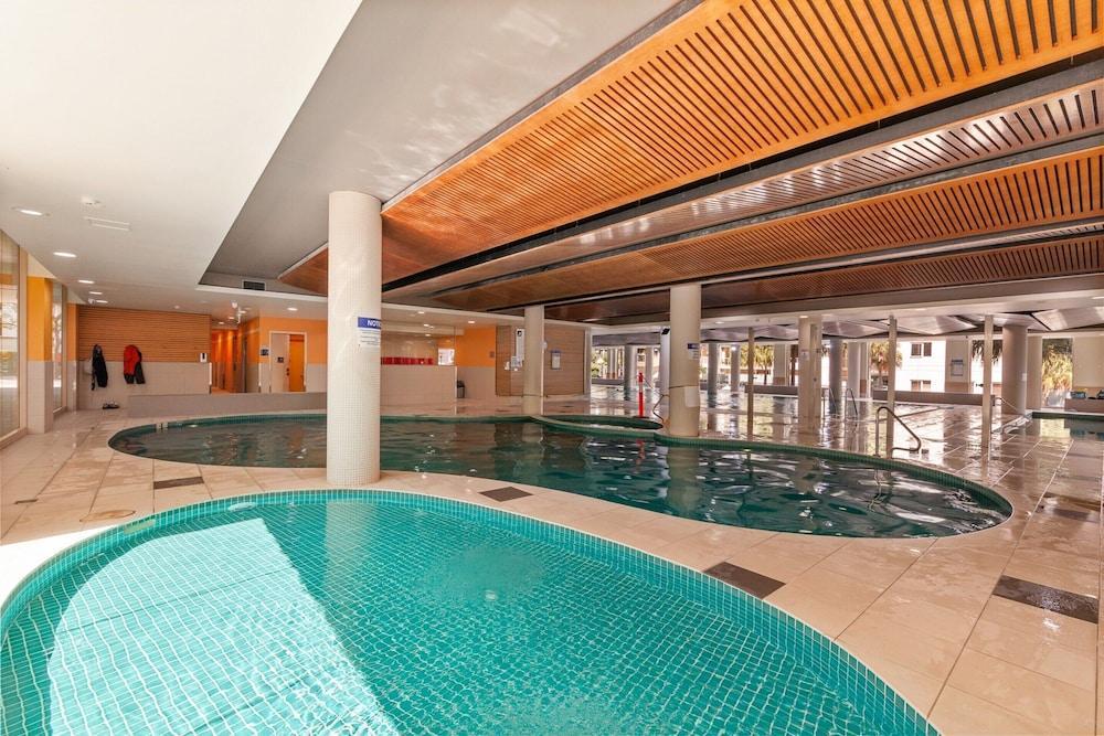 Inner-city Stay With Pool and Gym Access - Tap to explore photos