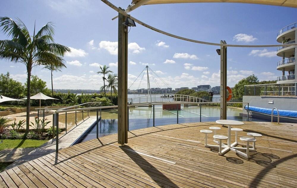 Bright 2-bed Apartment Near Wentworth Point Sights - Tap to explore photos