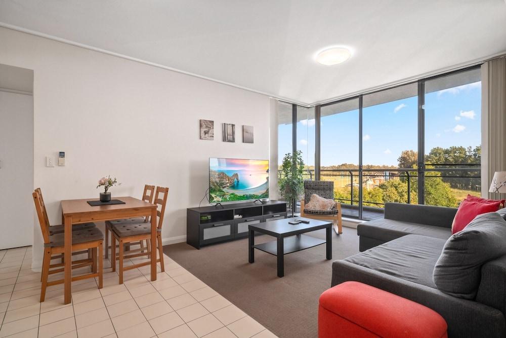Bright 2-bed Apartment Near Wentworth Point Sights - Tap to explore photos