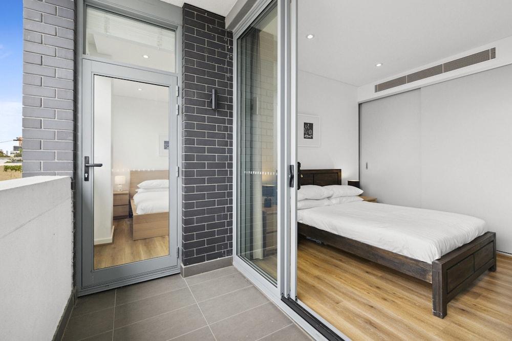 Bright & Modern 3-bed Townhouse in Rosebery - Tap to explore photos