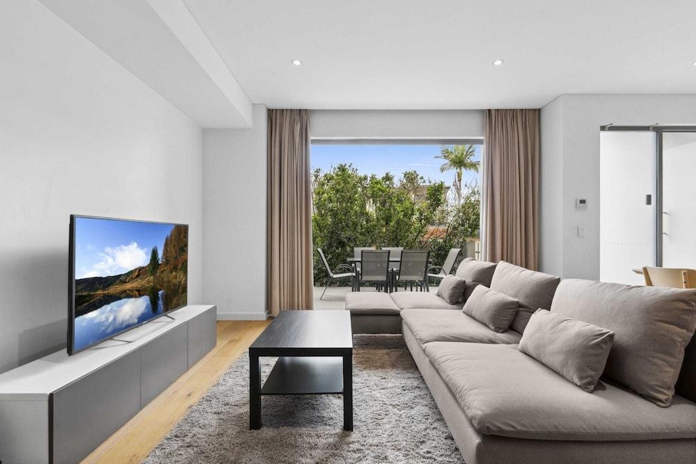 Bright & Modern 3-bed Townhouse in Rosebery - Tap to explore photos