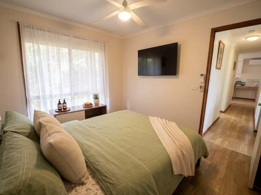 Charming 3-bedroom House in Meadow Heights - Perfect Family Retreat - Tap to explore photos