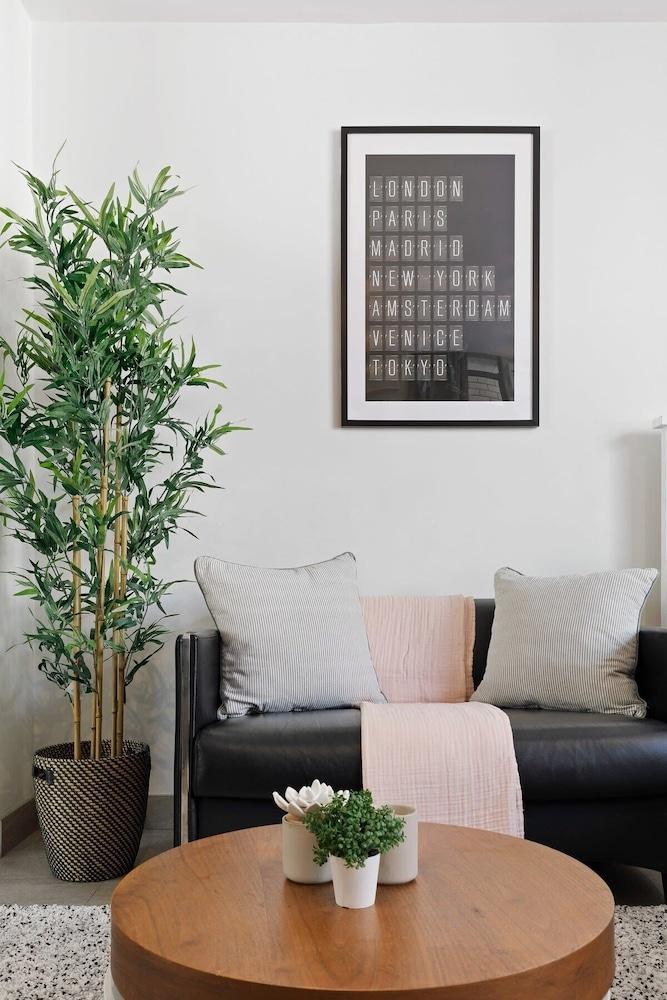 A Modern Beach Studio, 5min Walk to Bondi Beach - Tap to explore photos
