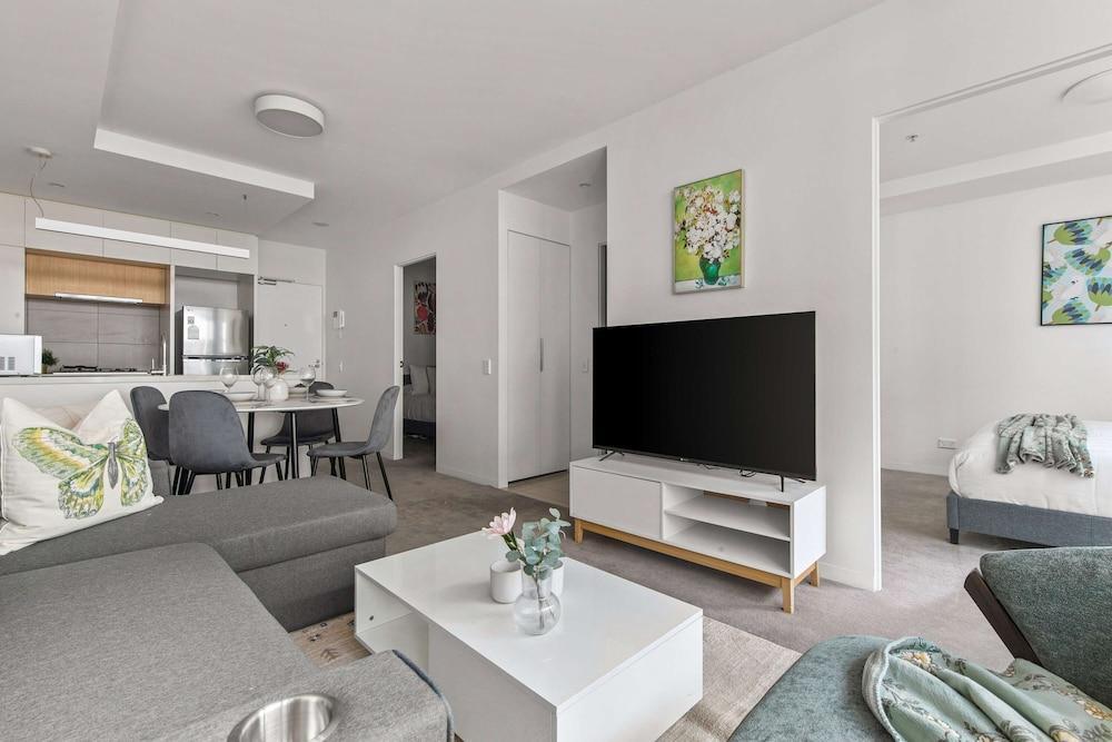 A Cozy 2BR Apt Next to The Yarra River - Tap to explore photos