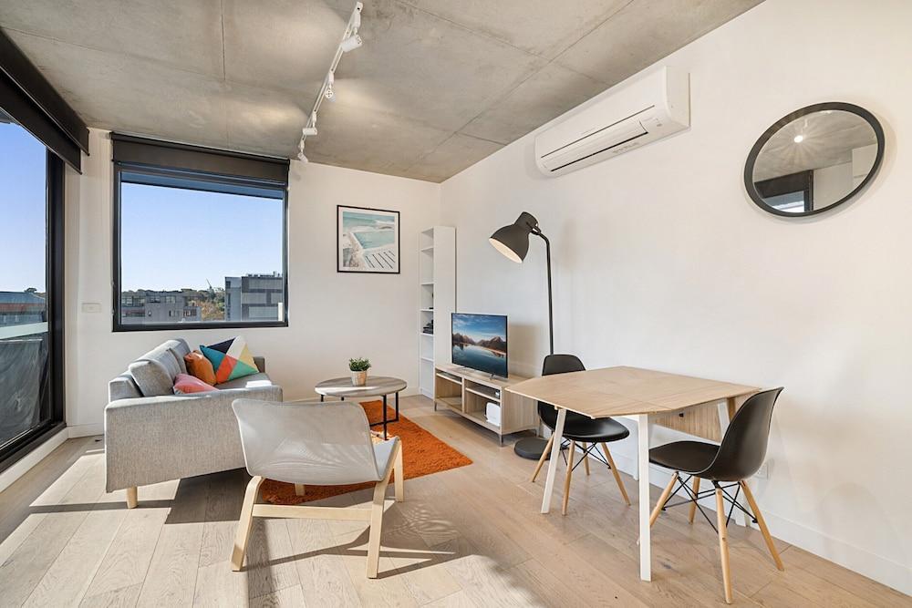 Comfy 2-bed Balcony Unit Near Chapel St - Tap to explore photos
