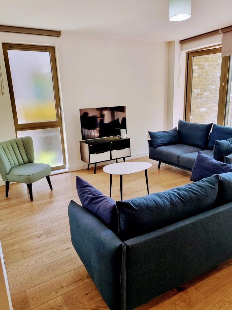 Stunning 2-bed Apartment in London - Tap to explore photos