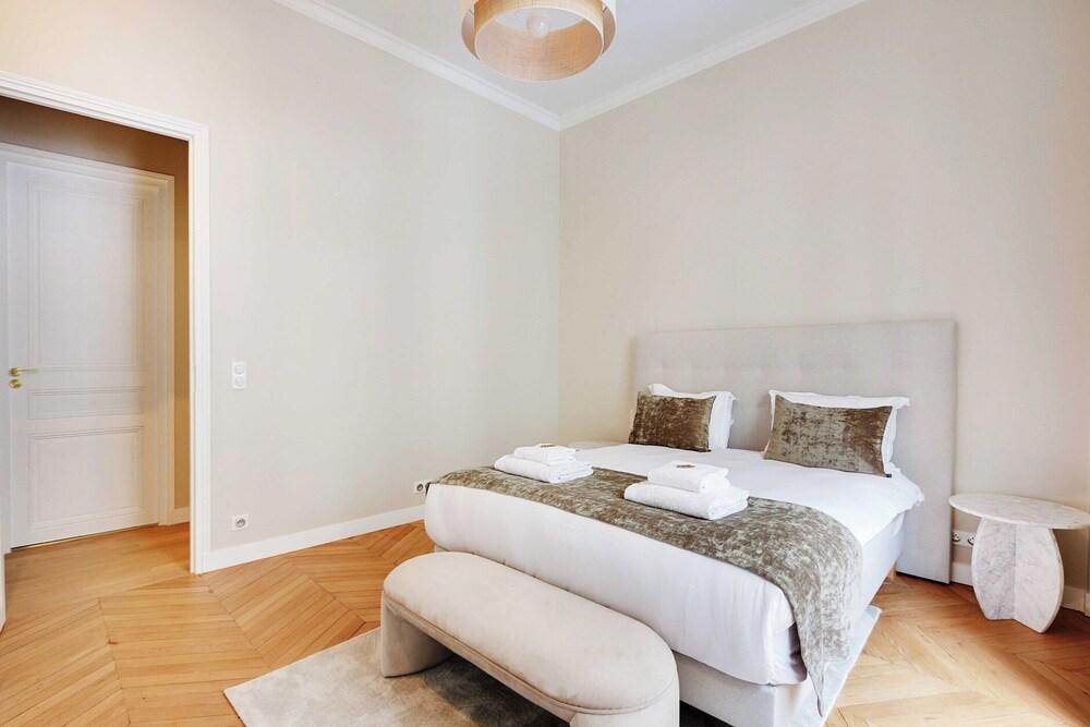 Spacious Apartment - 2br/4p - Arc de Triomphe - Tap to explore photos