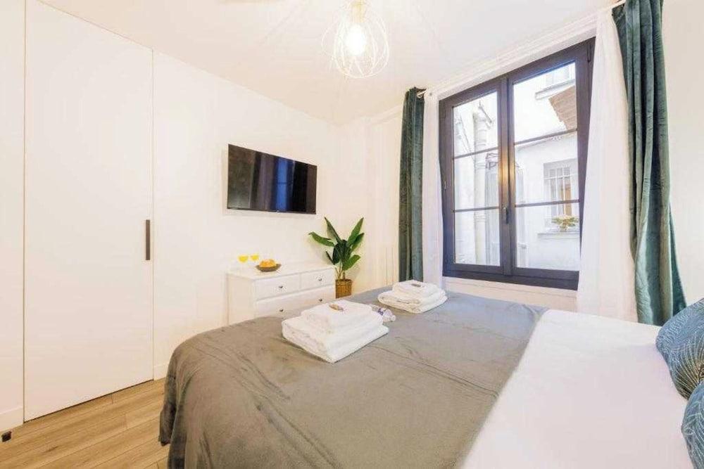 Spacious Apartment - 2br/6p - Pigalle - Sopi - Tap to explore photos