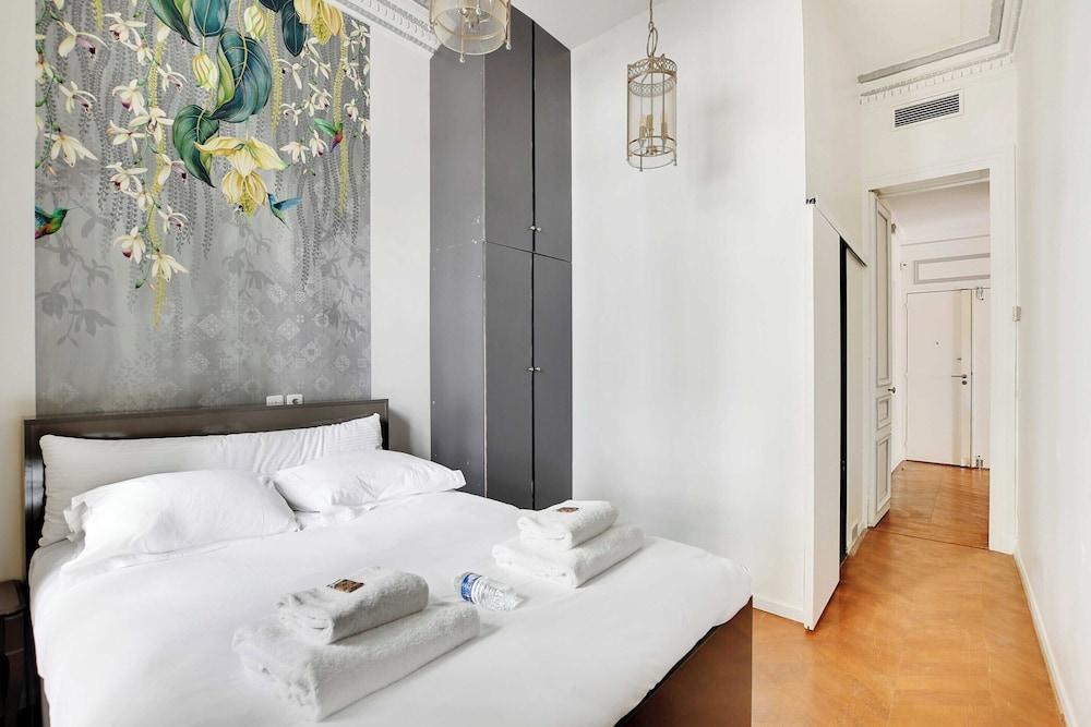 Magnificent Appt - 2bd/4p - Champs-elysees/alma - Tap to explore photos