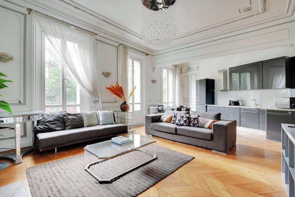 Magnificent Appt - 2bd/4p - Champs-elysees/alma - Tap to explore photos