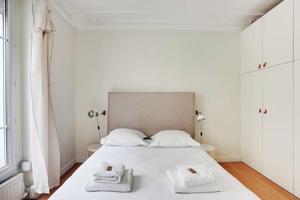 Authentic Apartment - 3br/8p - Clignancourt - Tap to explore photos